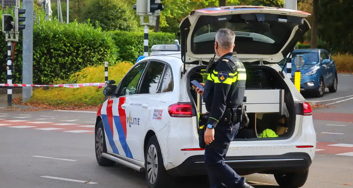 Fietser, bestelbus en auto komen met elkaar in botsing - Foto 2