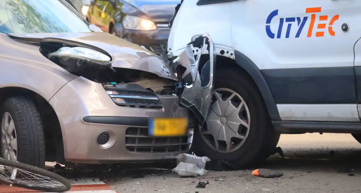 Fietser, bestelbus en auto komen met elkaar in botsing - Foto 3