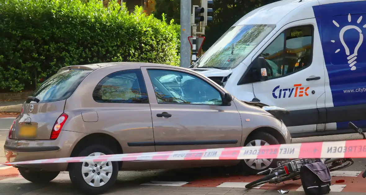 Fietser, bestelbus en auto komen met elkaar in botsing - Foto 5