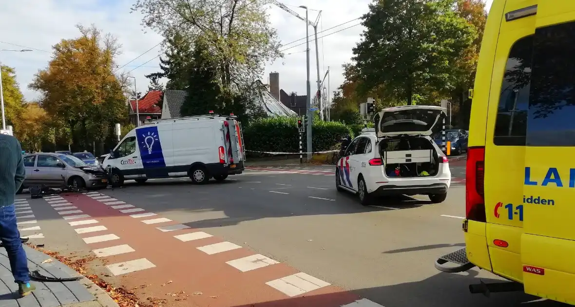 Fietser, bestelbus en auto komen met elkaar in botsing - Foto 6