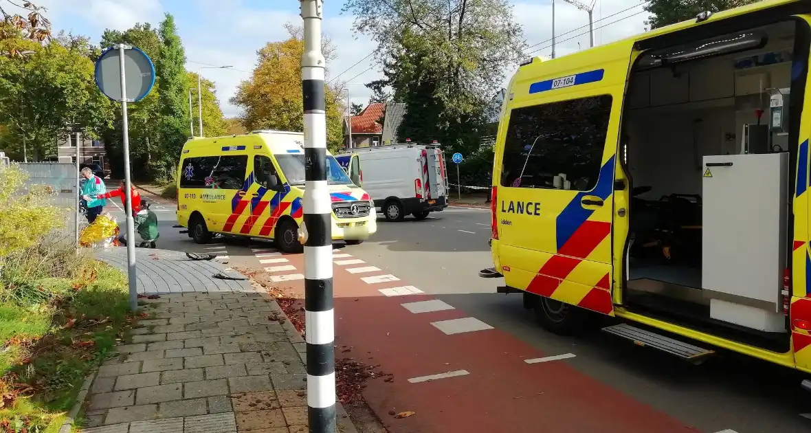 Fietser, bestelbus en auto komen met elkaar in botsing - Foto 7