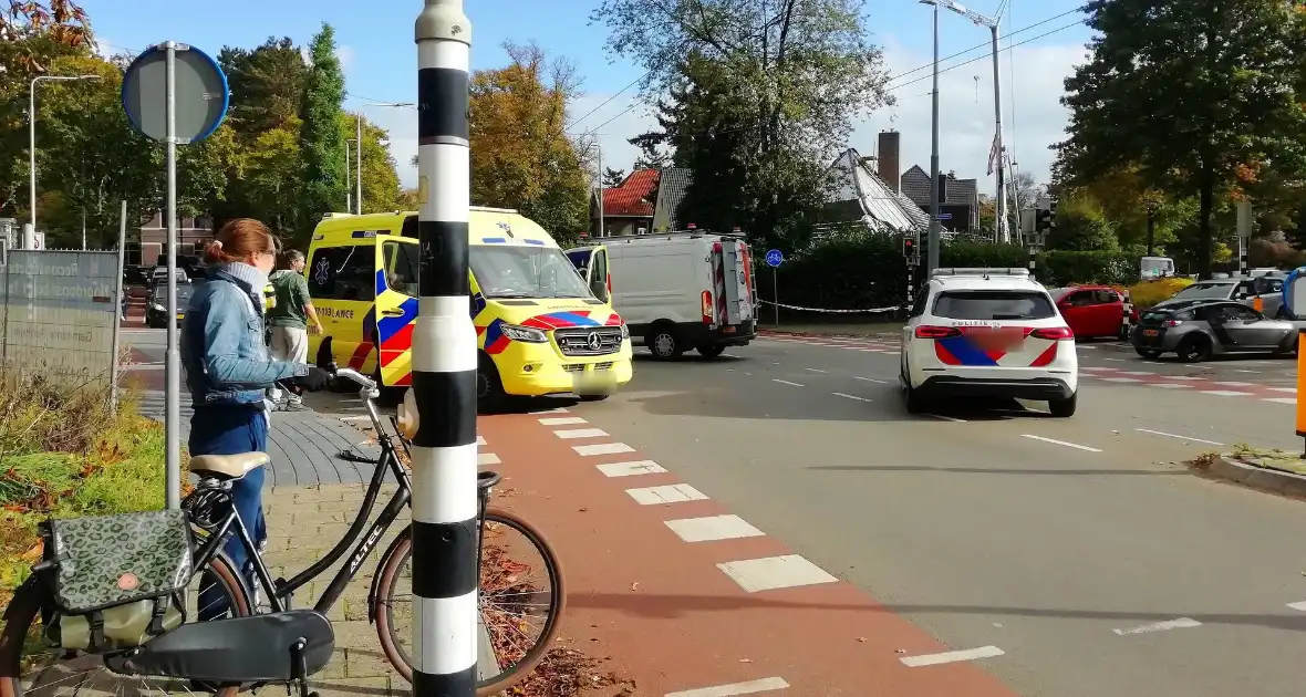 Fietser, bestelbus en auto komen met elkaar in botsing - Foto 8