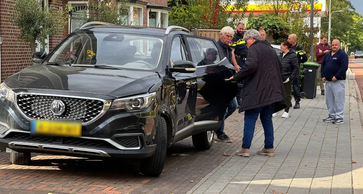 Brommerrijder en automobilist met elkaar in botsing