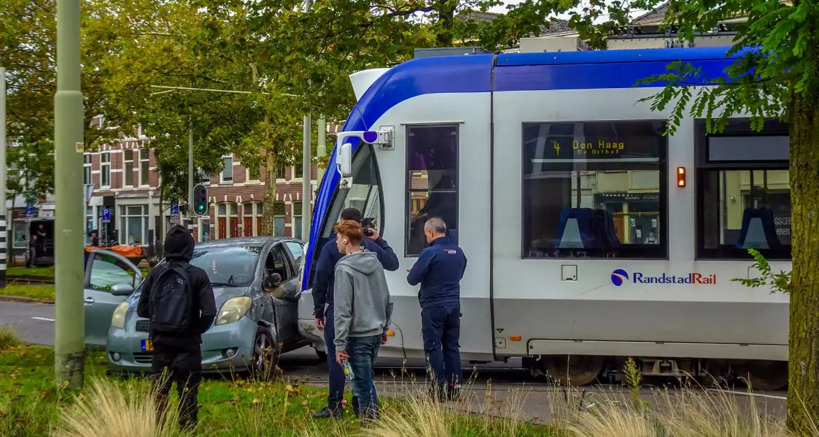 Tram rijdt personenauto aan