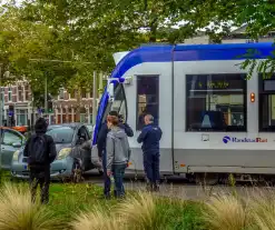 Tram rijdt personenauto aan