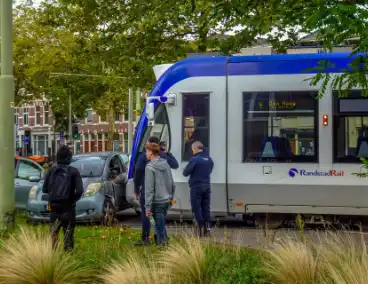 Tram rijdt personenauto aan