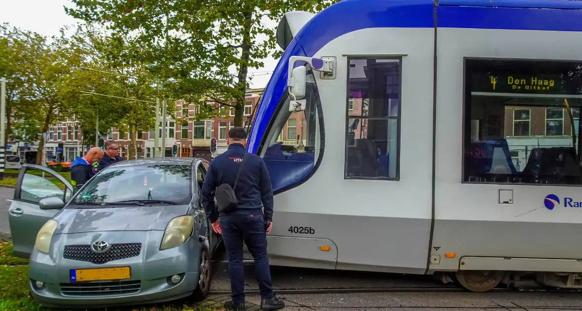 Tram rijdt personenauto aan - Foto 1