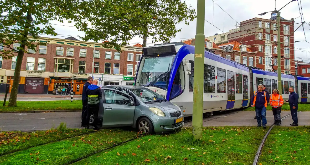 Tram rijdt personenauto aan - Foto 2