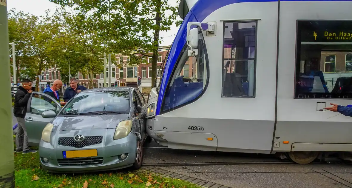 Tram rijdt personenauto aan - Foto 3