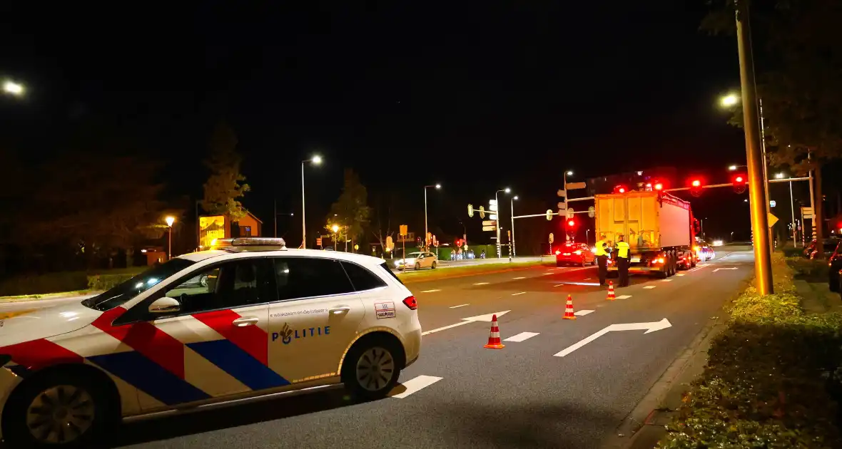 Weg afgesloten na ongeval tussen auto en vrachtwagen - Foto 1