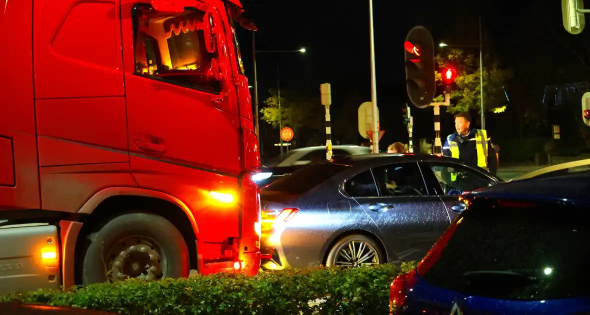 Weg afgesloten na ongeval tussen auto en vrachtwagen - Foto 2