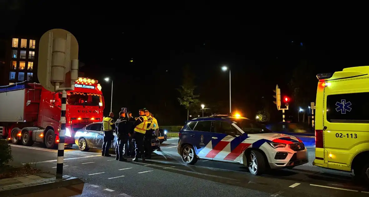 Weg afgesloten na ongeval tussen auto en vrachtwagen - Foto 5