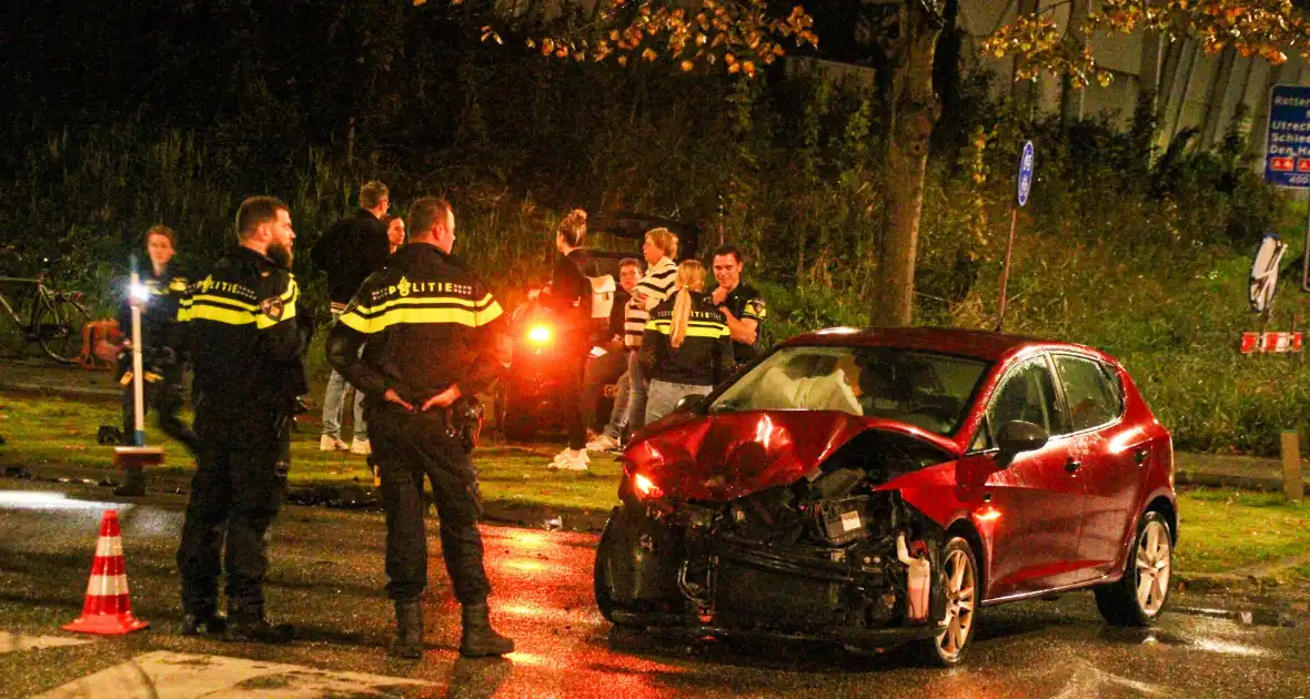 Flinke schade bij botsing met twee voertuigen - Foto 1