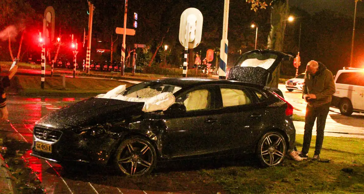 Flinke schade bij botsing met twee voertuigen - Foto 2