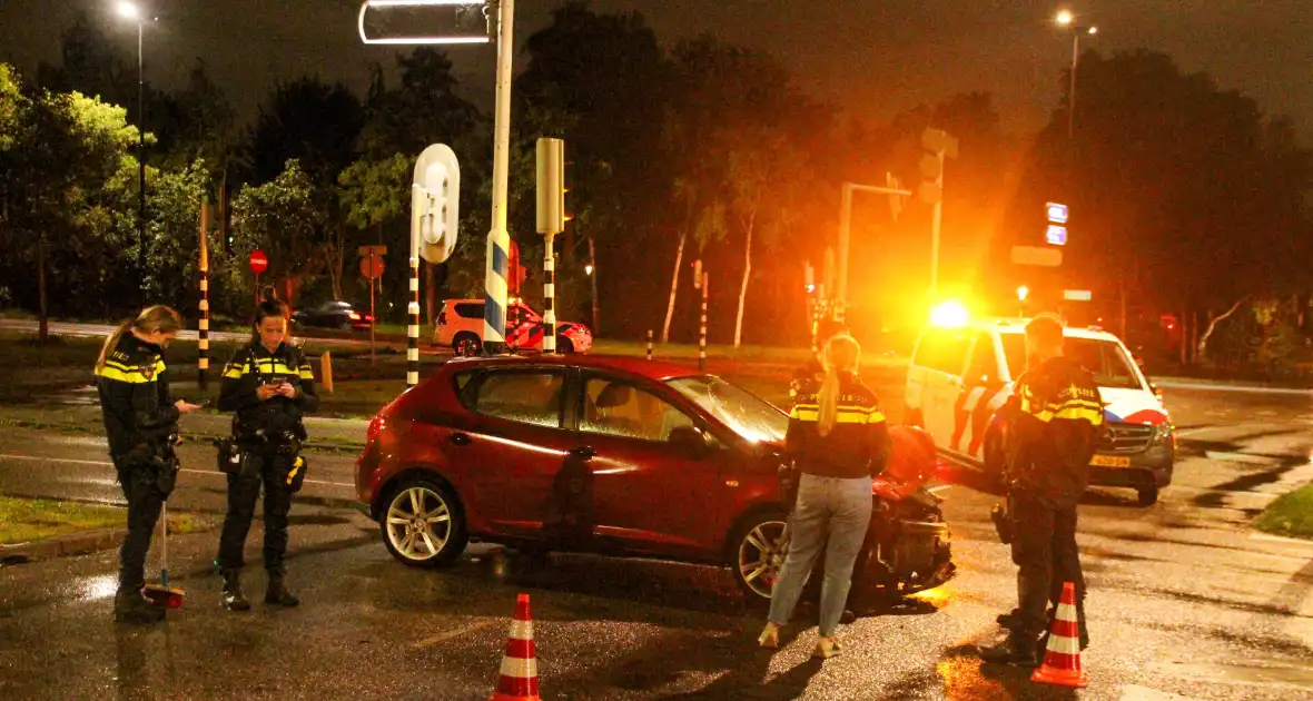 Flinke schade bij botsing met twee voertuigen - Foto 3