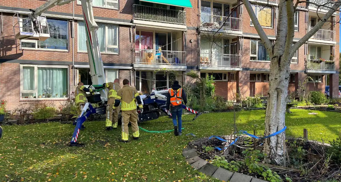 Hoogwerker zakt weg, brandweer schiet te hulp