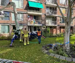 Hoogwerker zakt weg, brandweer schiet te hulp