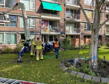 Hoogwerker zakt weg, brandweer schiet te hulp