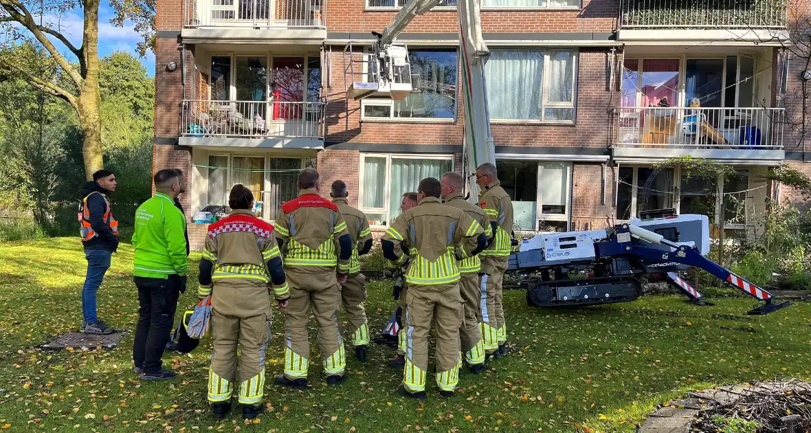 Hoogwerker zakt weg, brandweer schiet te hulp - Foto 1