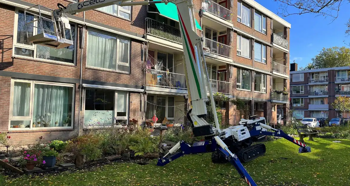 Hoogwerker zakt weg, brandweer schiet te hulp - Foto 2