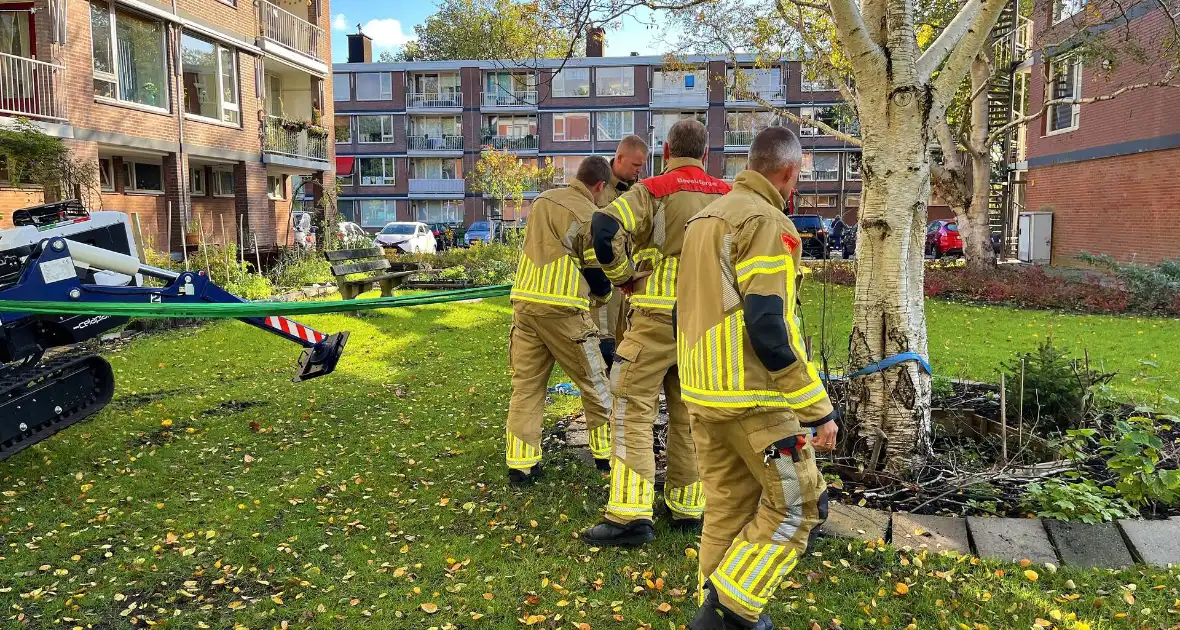 Hoogwerker zakt weg, brandweer schiet te hulp - Foto 3