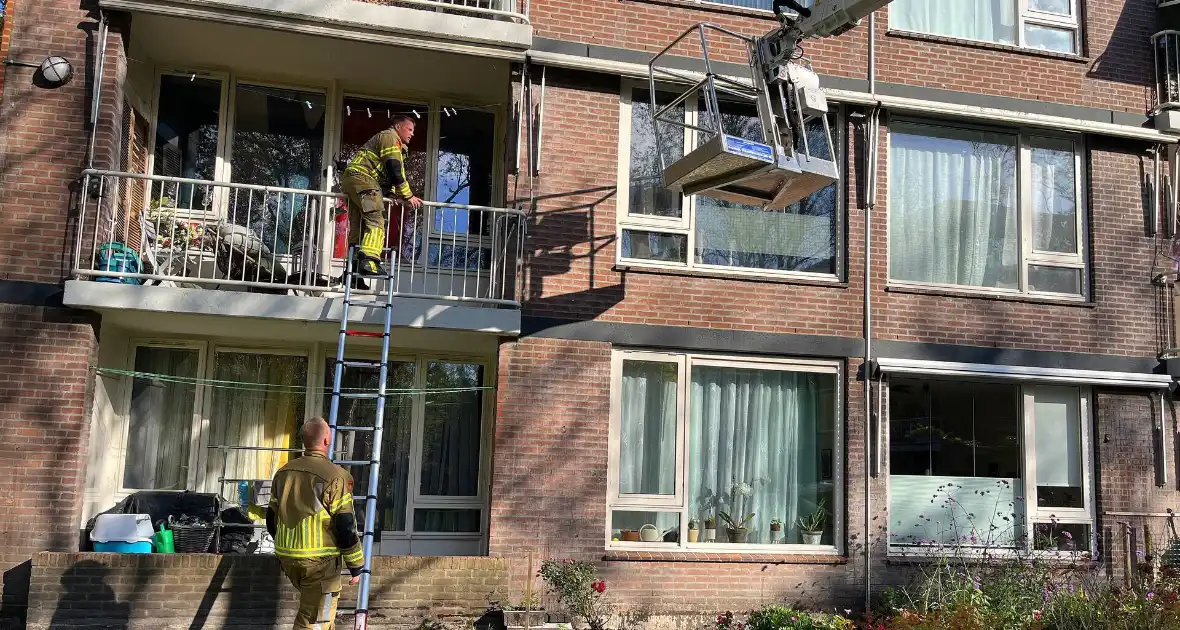 Hoogwerker zakt weg, brandweer schiet te hulp - Foto 4