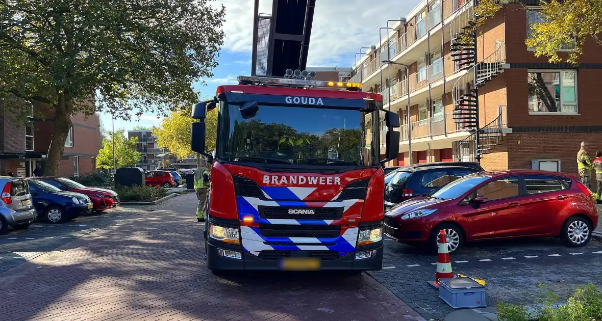 Hoogwerker zakt weg, brandweer schiet te hulp - Foto 5