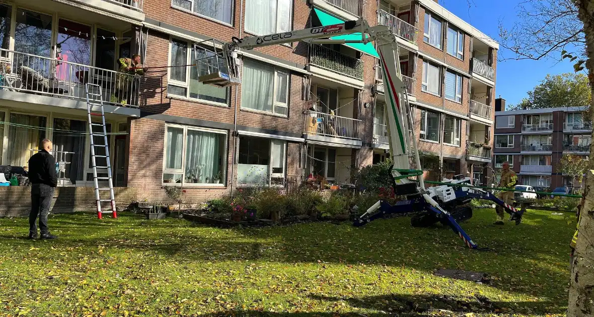 Hoogwerker zakt weg, brandweer schiet te hulp - Foto 6