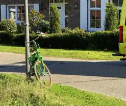 Automobilist botst op afslaande fietser