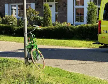 Automobilist botst op afslaande fietser