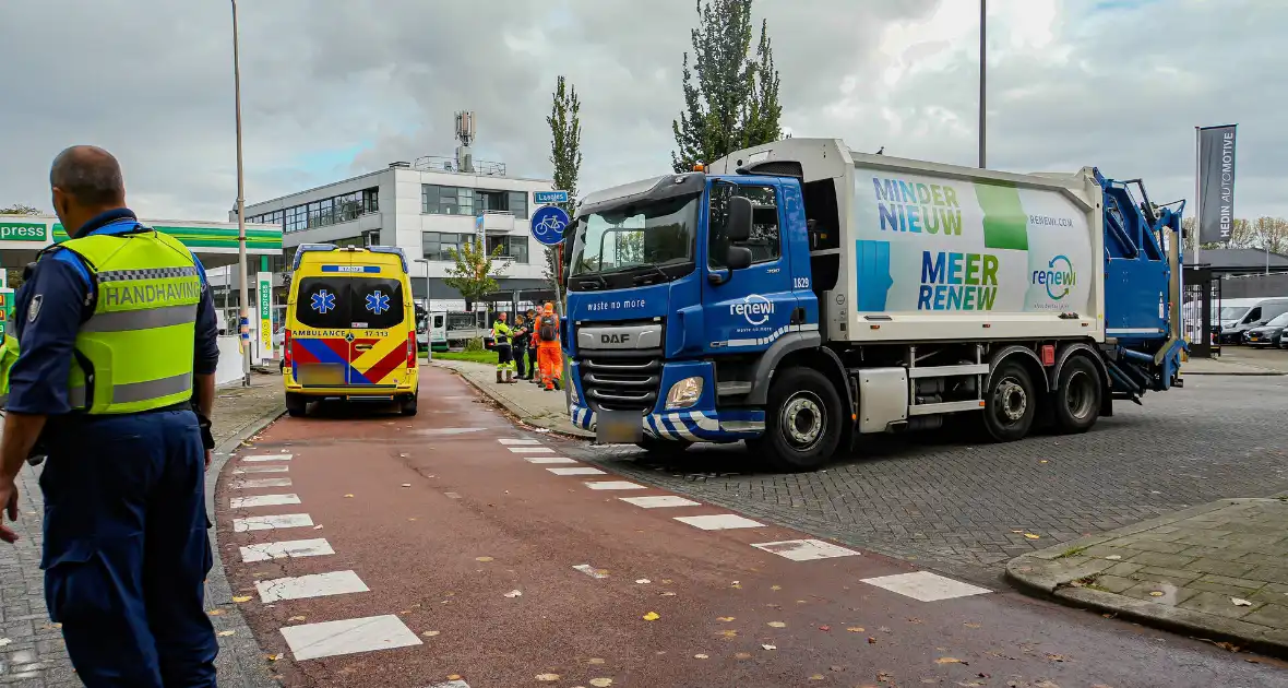 Scooterrijder aangereden door vuilniswagen op fietspad