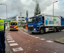 Scooterrijder aangereden door vuilniswagen op fietspad