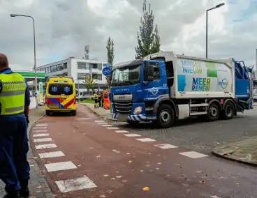 Scooterrijder aangereden door vuilniswagen op fietspad