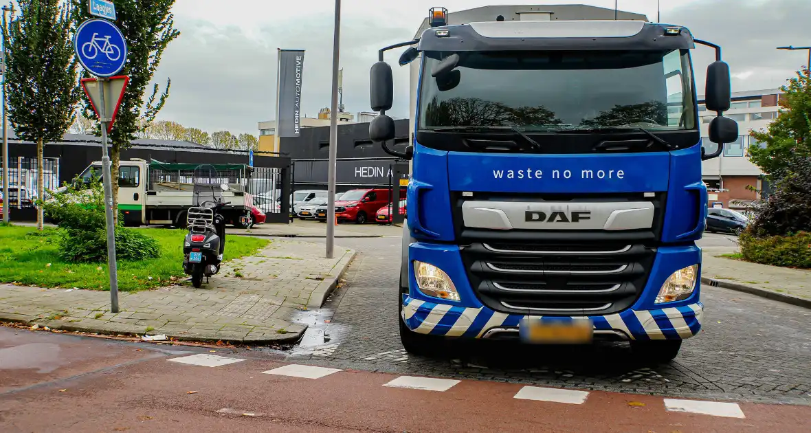 Scooterrijder aangereden door vuilniswagen op fietspad - Foto 1