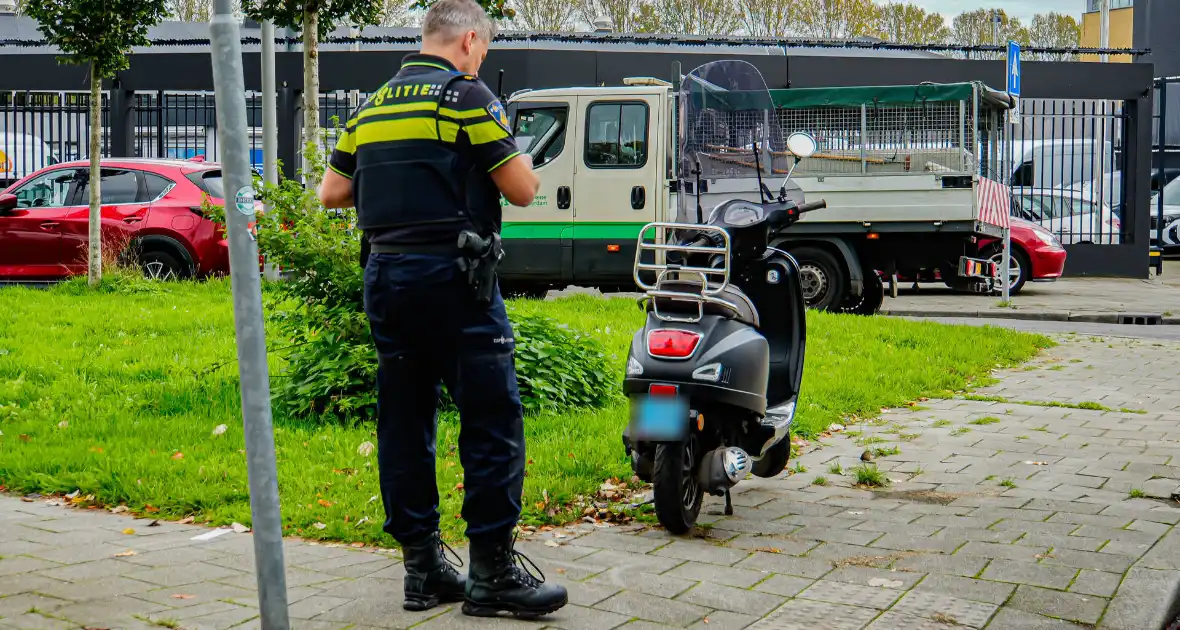 Scooterrijder aangereden door vuilniswagen op fietspad - Foto 2