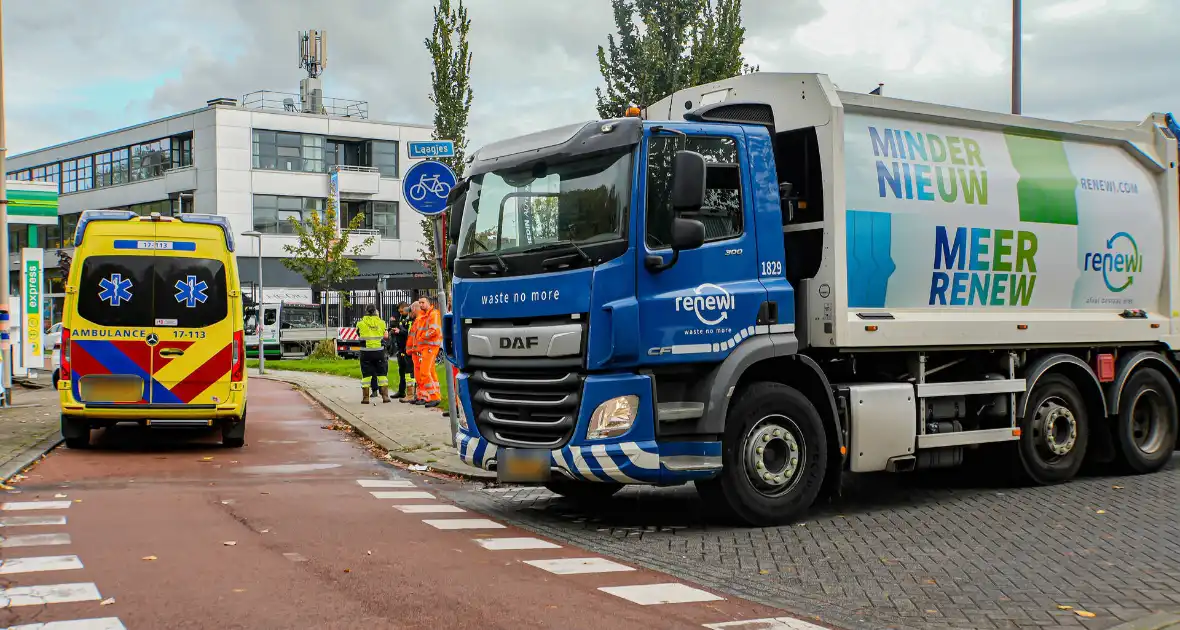 Scooterrijder aangereden door vuilniswagen op fietspad - Foto 3