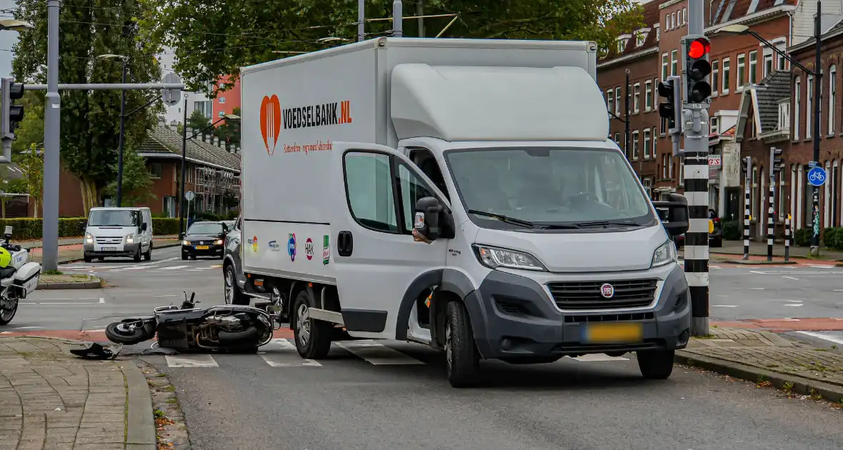 Scooter botst op bakwagen