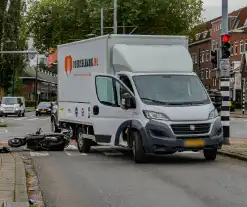 Scooter botst op bakwagen