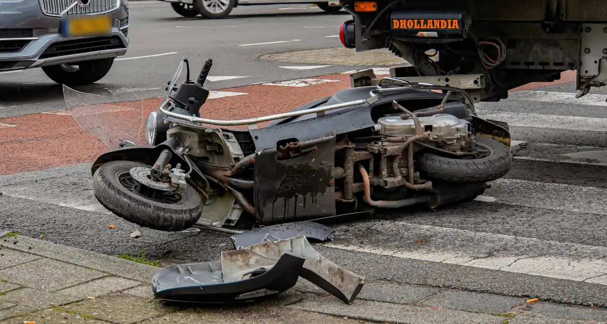 Scooter botst op bakwagen - Foto 1