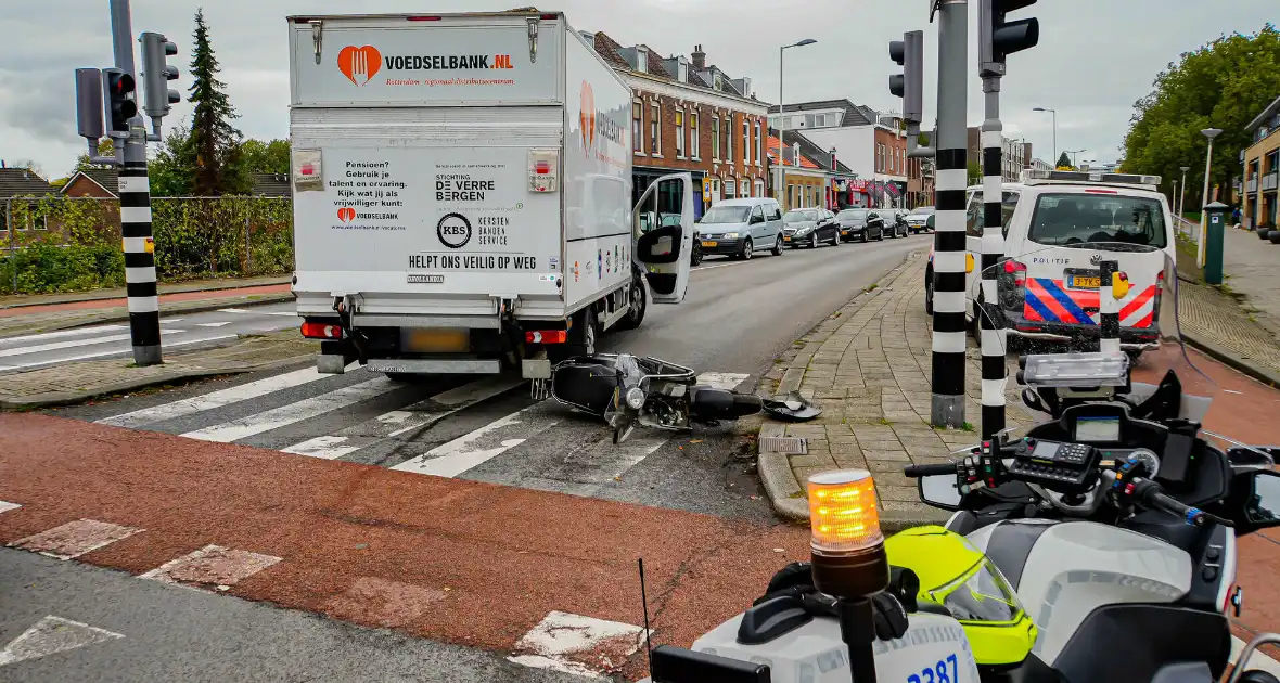 Scooter botst op bakwagen - Foto 3