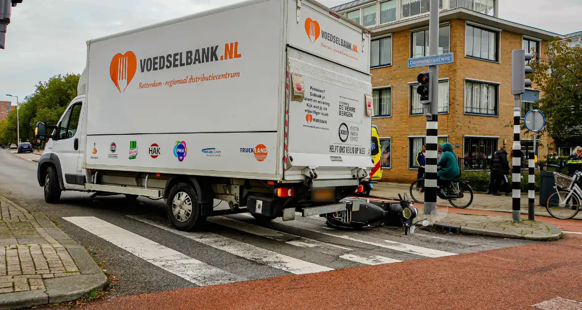 Scooter botst op bakwagen - Foto 4