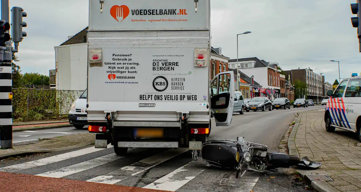 Scooter botst op bakwagen - Foto 5