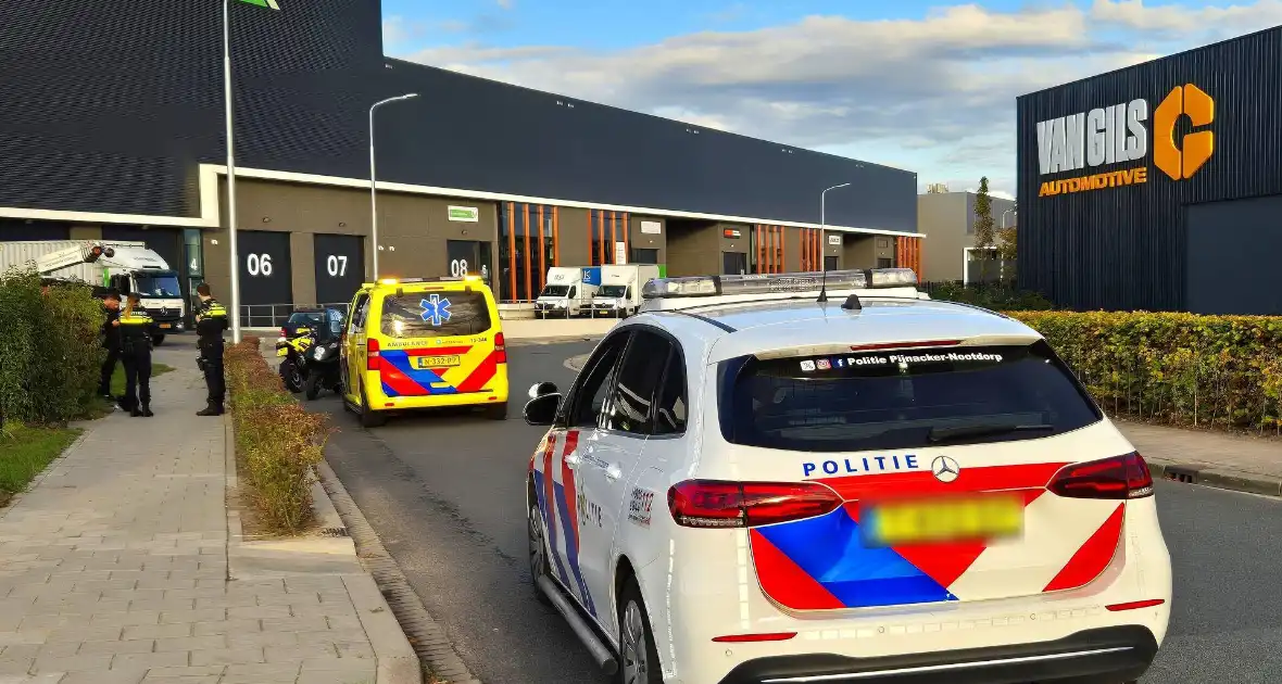 Twee motorrijders komen in botsing met elkaar