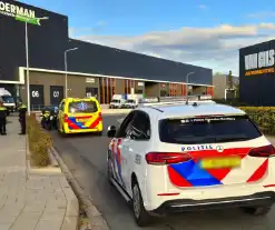 Twee motorrijders komen in botsing met elkaar