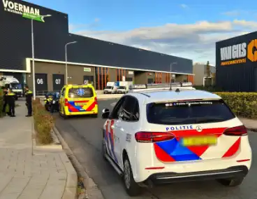 Twee motorrijders komen in botsing met elkaar