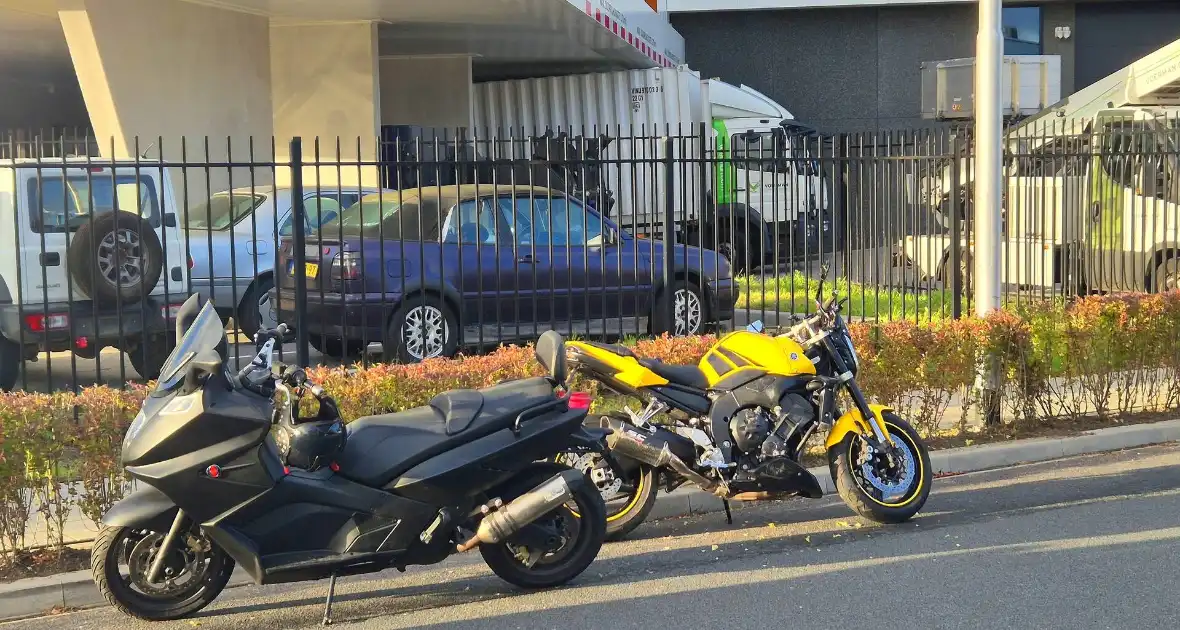 Twee motorrijders komen in botsing met elkaar - Foto 2