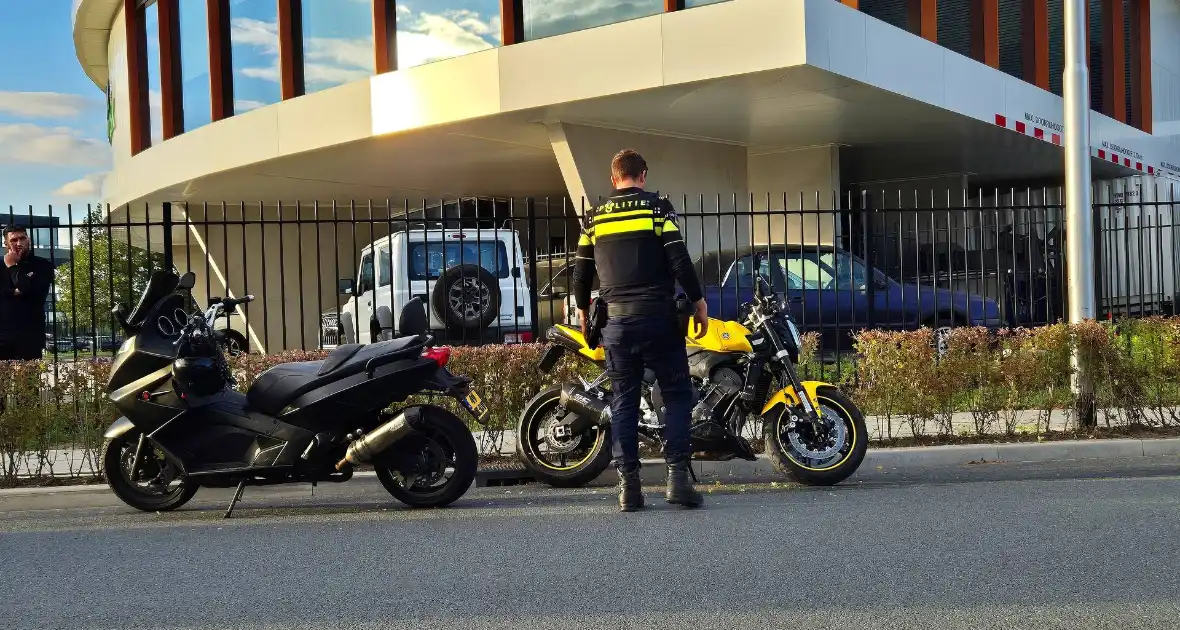 Twee motorrijders komen in botsing met elkaar - Foto 4