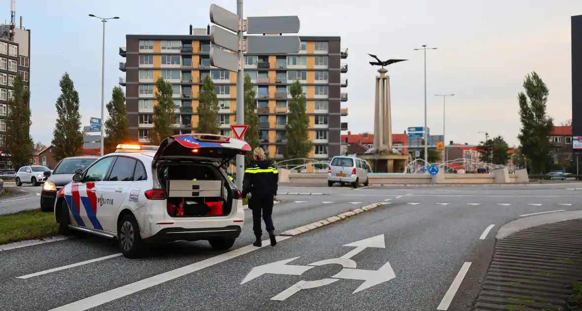 Twee auto's botsen op rotonde