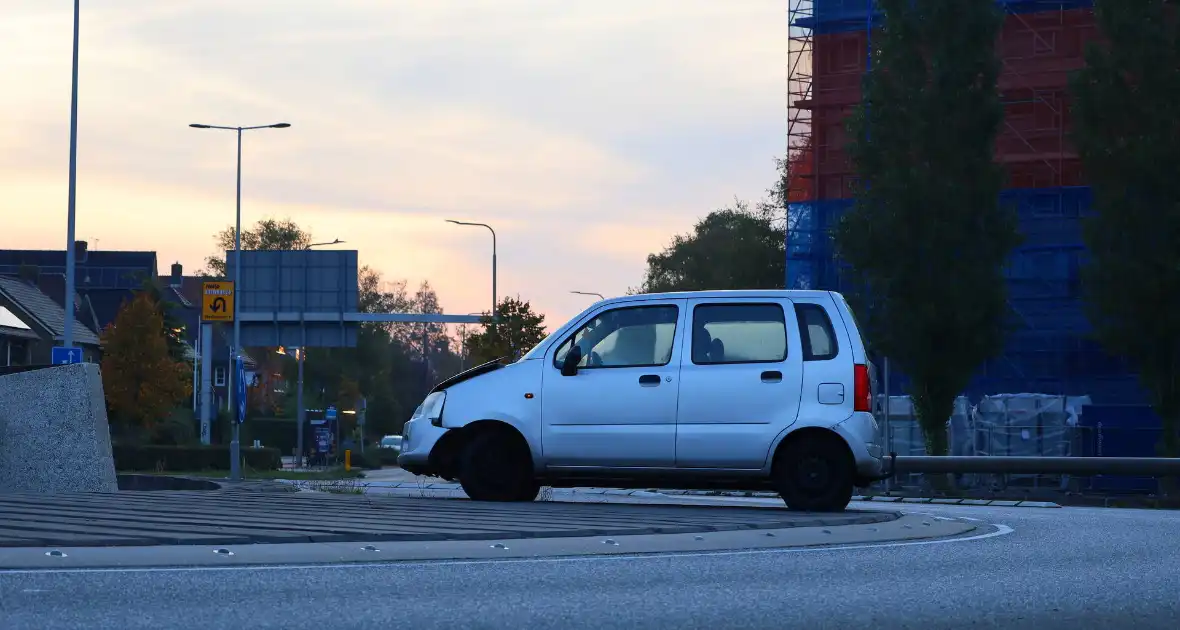 Twee auto's botsen op rotonde - Foto 1