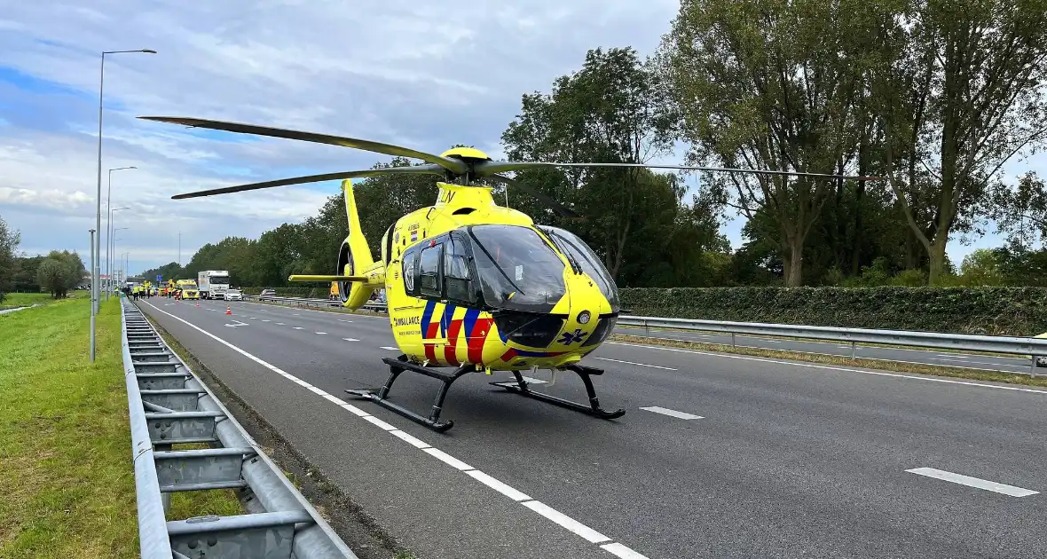 Traumahelikopter landt op provinciale weg wegens ongeval - Foto 1